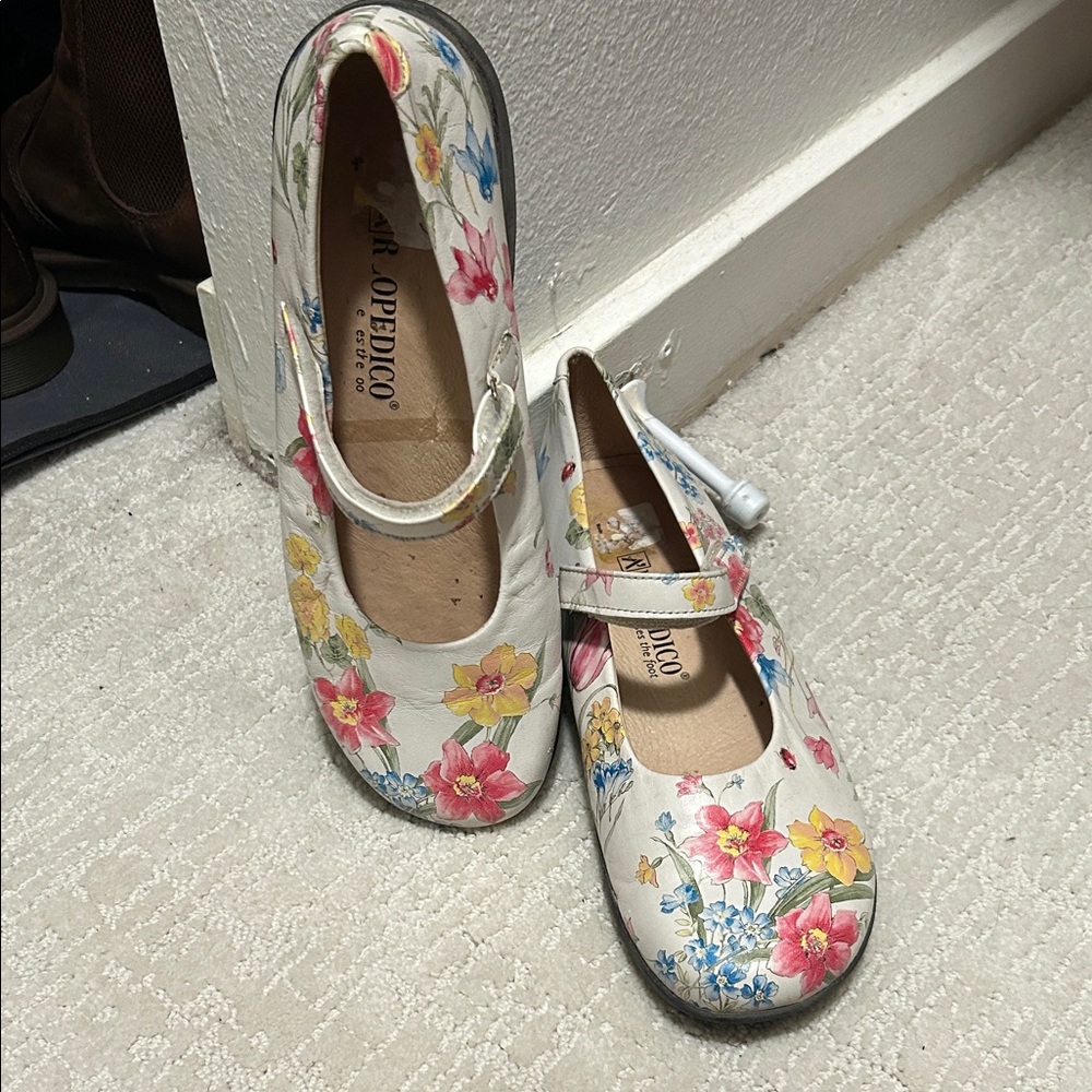 A’rcopedico Scala White Leather Flowery Casual Mary Janes